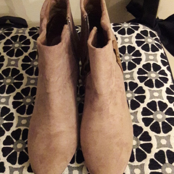 Ankle Bootz - Picture 1 of 6